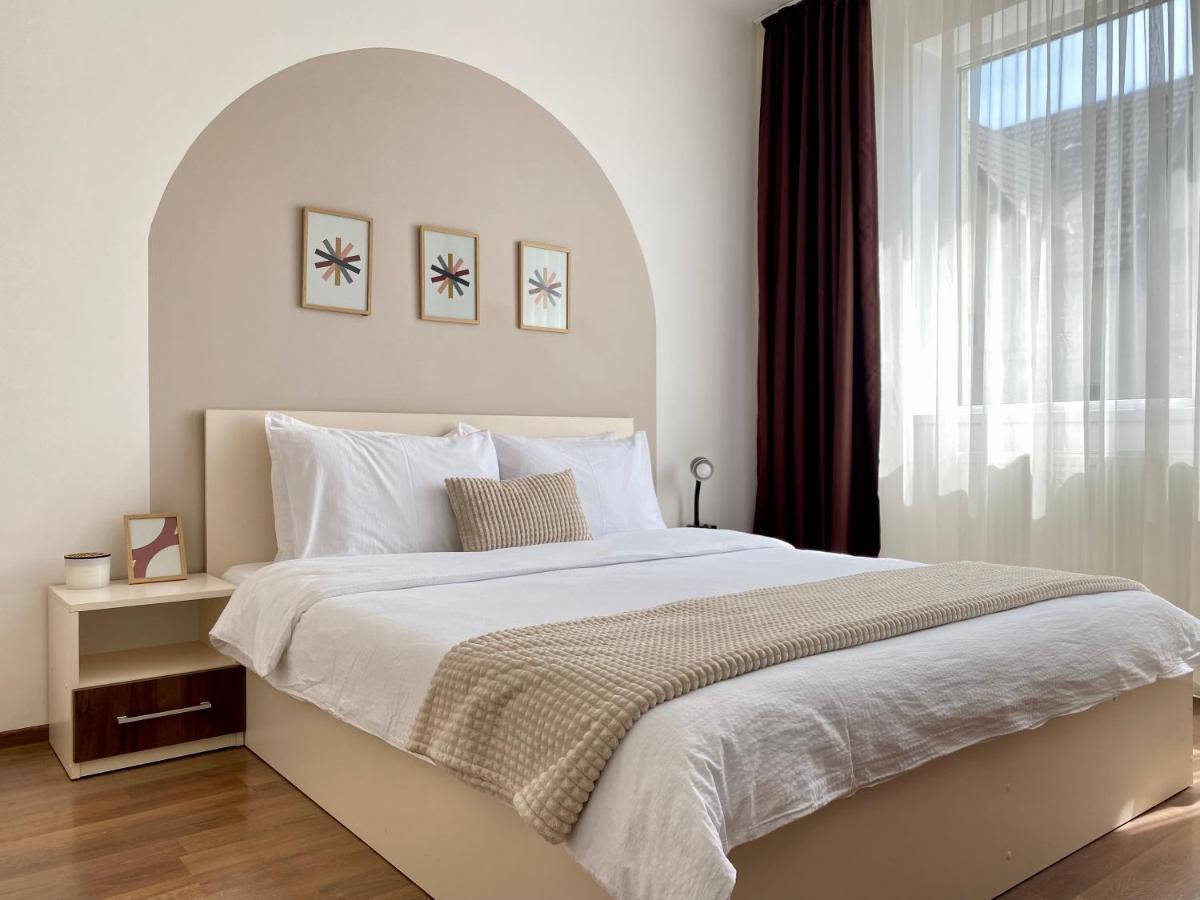 Wanderlust Home Cream, Rasnov Apt For 4, Wifi And Free Parking Экстерьер фото