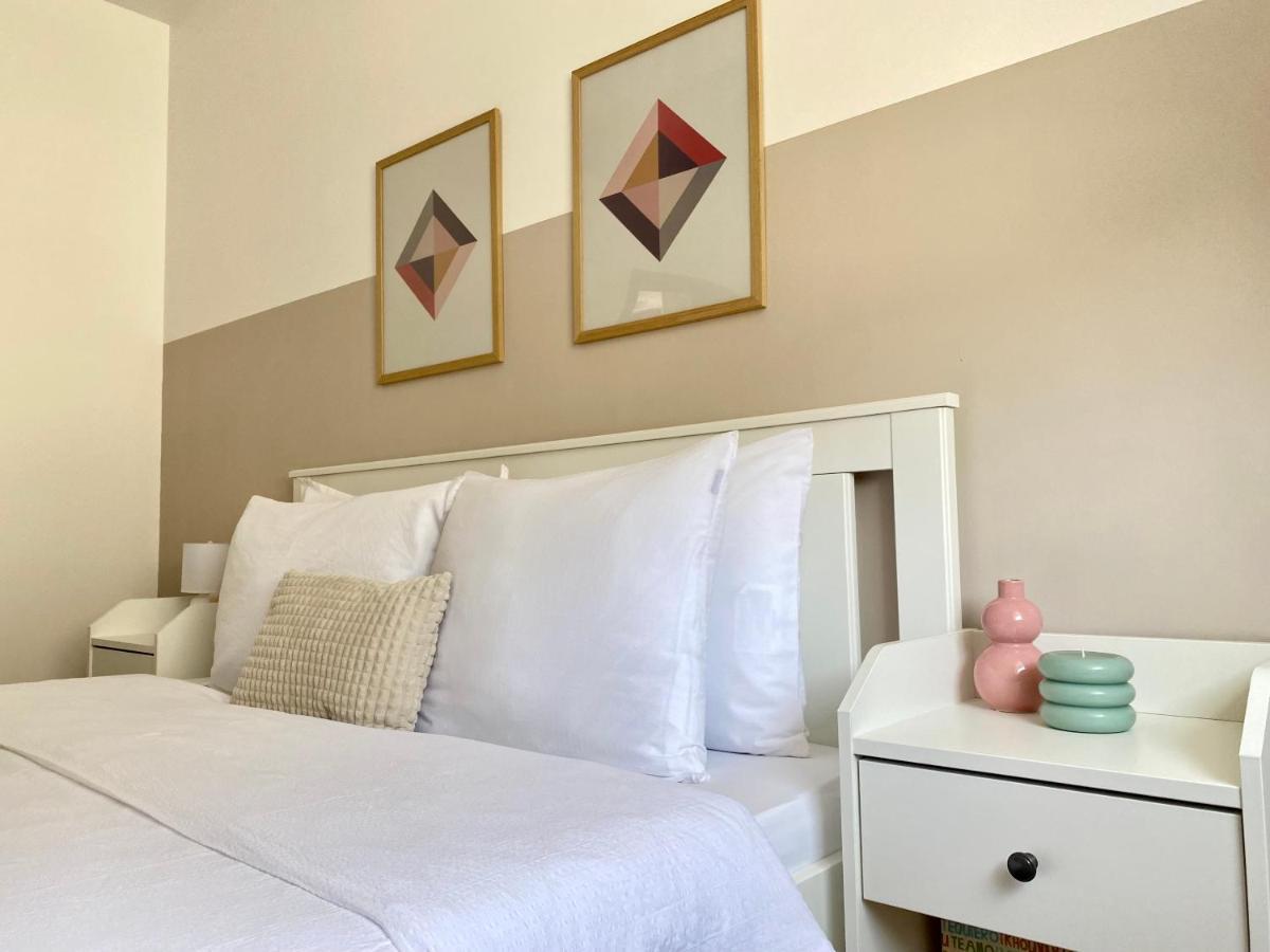 Wanderlust Home Cream, Rasnov Apt For 4, Wifi And Free Parking Экстерьер фото
