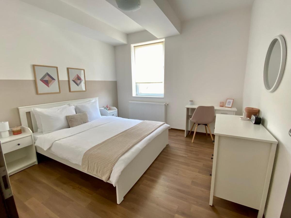 Wanderlust Home Cream, Rasnov Apt For 4, Wifi And Free Parking Экстерьер фото