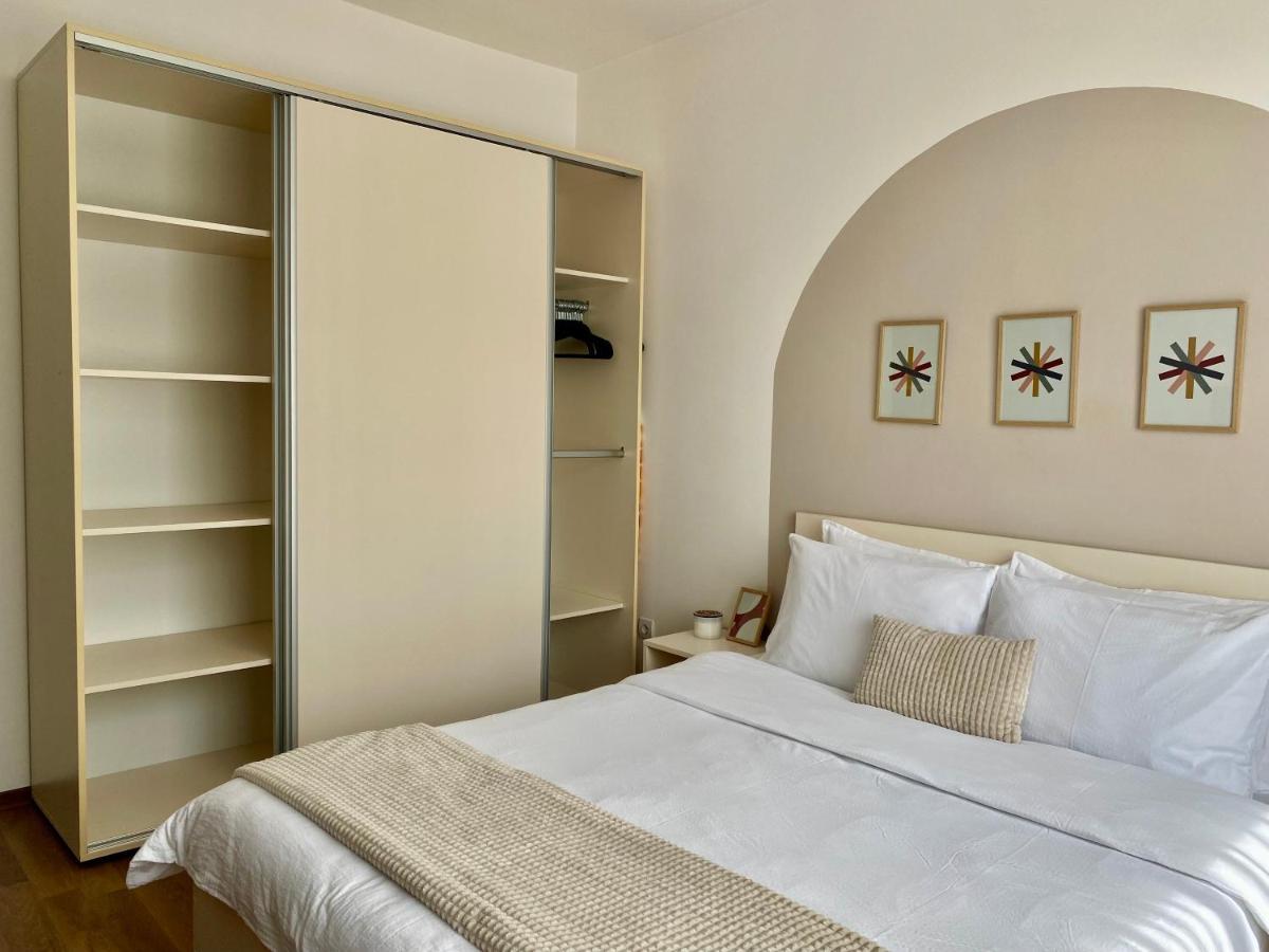 Wanderlust Home Cream, Rasnov Apt For 4, Wifi And Free Parking Экстерьер фото
