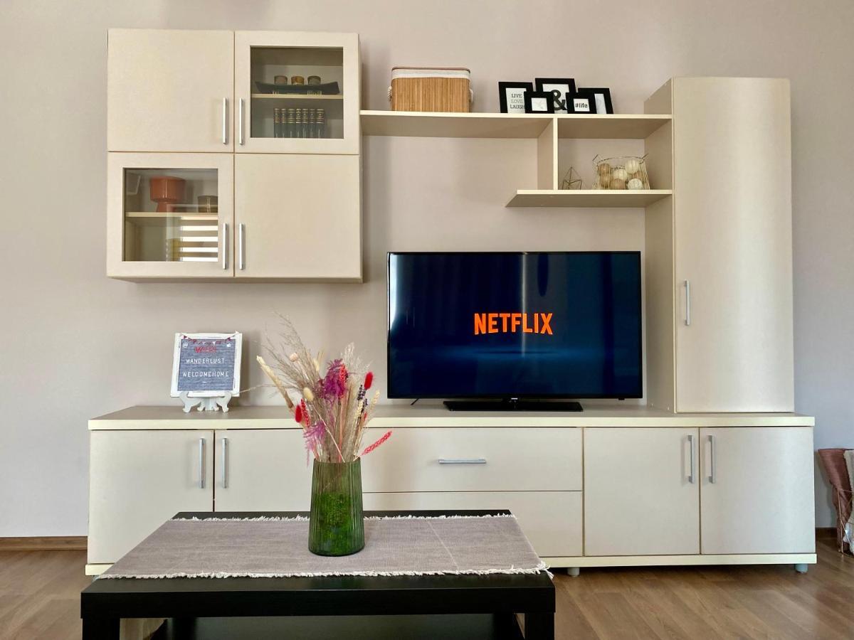 Wanderlust Home Cream, Rasnov Apt For 4, Wifi And Free Parking Экстерьер фото