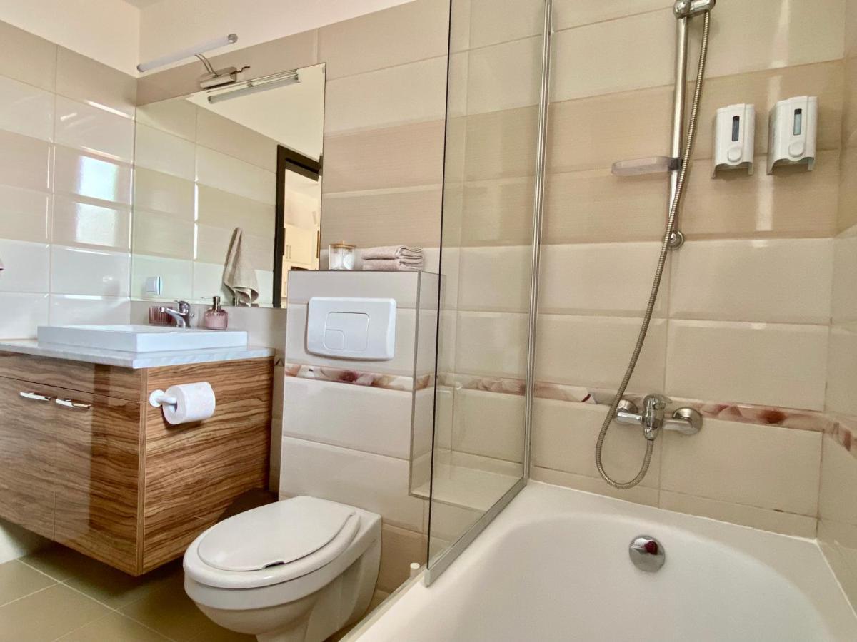 Wanderlust Home Cream, Rasnov Apt For 4, Wifi And Free Parking Экстерьер фото