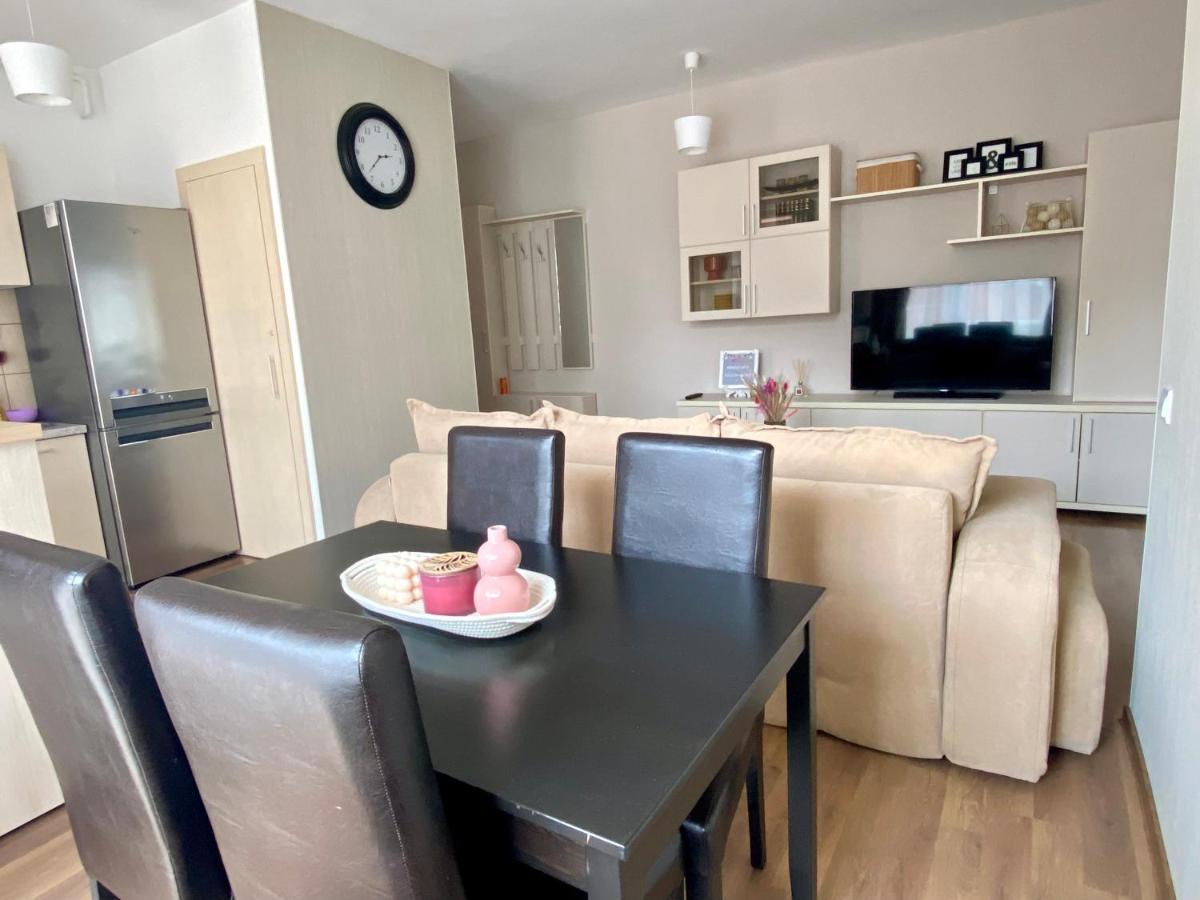 Wanderlust Home Cream, Rasnov Apt For 4, Wifi And Free Parking Экстерьер фото