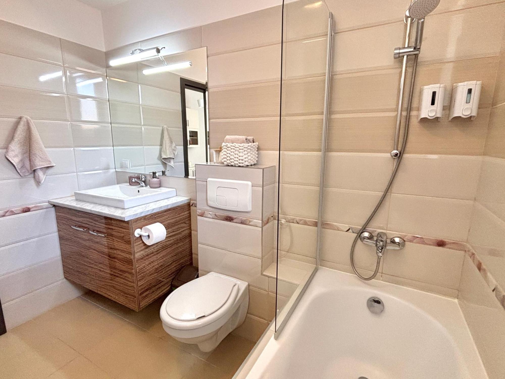 Wanderlust Home Cream, Rasnov Apt For 4, Wifi And Free Parking Экстерьер фото