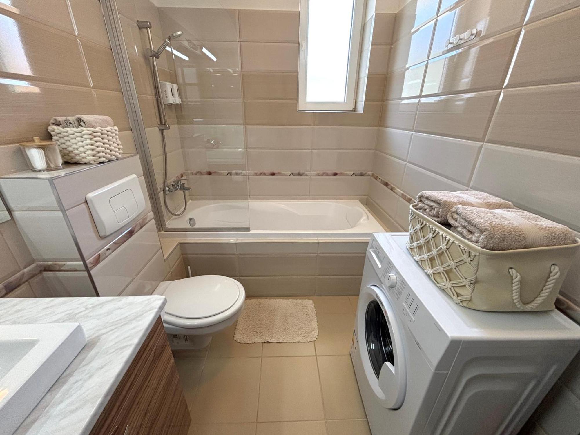 Wanderlust Home Cream, Rasnov Apt For 4, Wifi And Free Parking Экстерьер фото