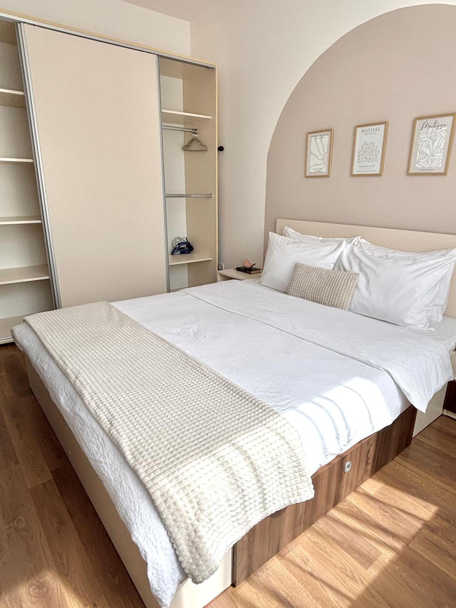 Wanderlust Home Cream, Rasnov Apt For 4, Wifi And Free Parking Экстерьер фото
