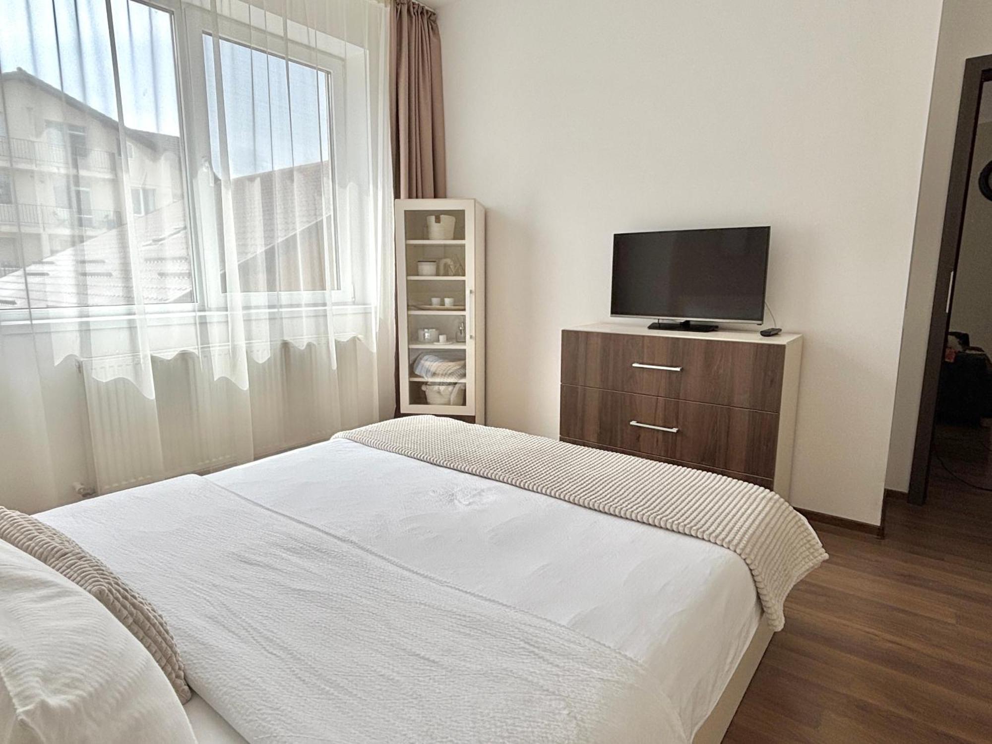 Wanderlust Home Cream, Rasnov Apt For 4, Wifi And Free Parking Экстерьер фото