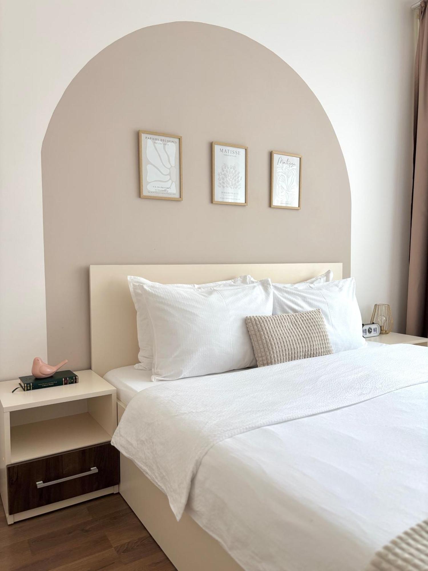Wanderlust Home Cream, Rasnov Apt For 4, Wifi And Free Parking Экстерьер фото