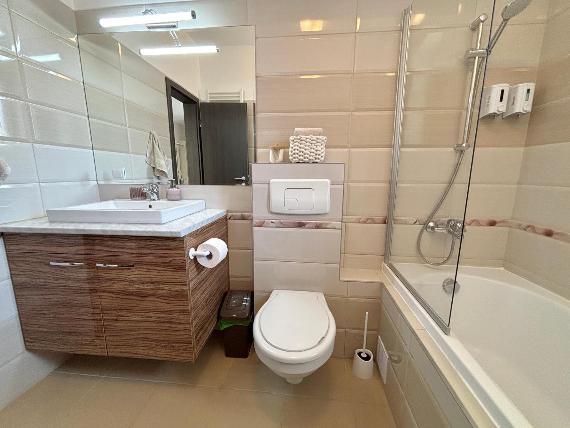 Wanderlust Home Cream, Rasnov Apt For 4, Wifi And Free Parking Экстерьер фото